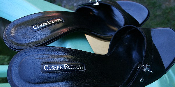 Sandalo nero di Cesare Paciotti