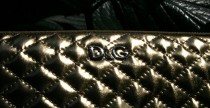 Splendida splendente. Mentre sono a Capri, bussa alla mia porta questa luccicante pochette dorata firmata D&G, che ho eletto mio tablet...