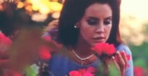Lana Del Rey veste Salvatore Ferragamo in National Anthem
