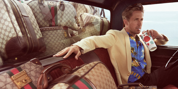 Ryan Gosling in viaggio con le valigie di Gucci