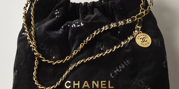 La nuova Chanel 22 è in velluto e paillettes