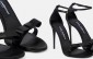 I sandali Keira di Dolce e Gabbana in raso nero con fiocco