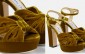I sandali Heloise di Jimmy Choo in velluto giallo