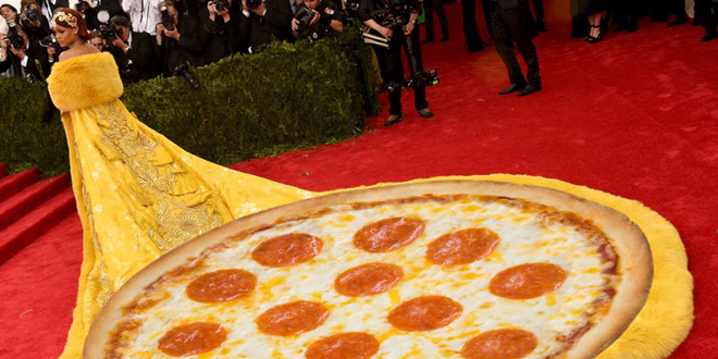 abito pizza rihanna met gala 2015